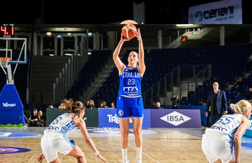 El nuevo fichaje de Perfumerías Avenida, lanzando un triple con la selección italiana
