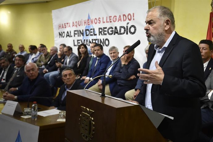 El presidente del Sindicato Central de Regantes del Acueducto Tajo-Segura (Scrats), Lucas Jiménez, en un acto organizado en Murcia contra el cambio de las reglas de explotación del trasvase Tajo-Segura