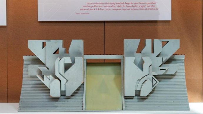 Exposición sobre la obra Urbidea de Basterretxea en el Museum Cemento Rezola de San Sebastián.