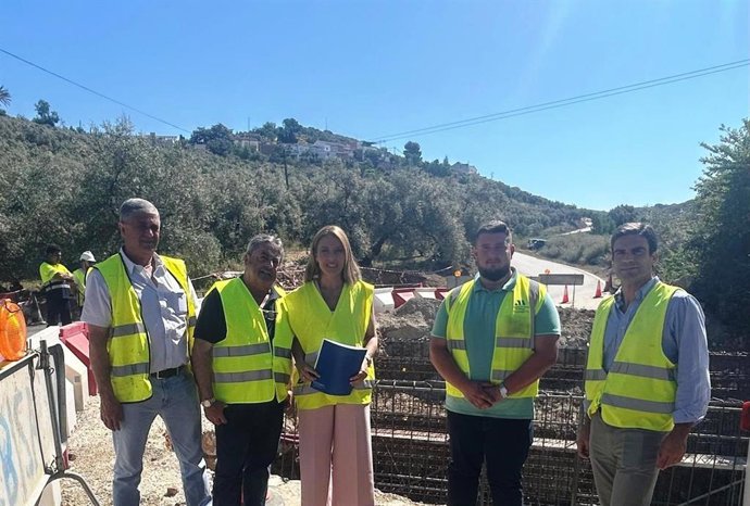 La diputada de Fomento e Infraestructuras, Nieves Atencia, ha visitado las actuaciones que se están llevando a cabo, por parte de la empresa Mezclas Bituminosas SA, junto al alcalde de Villanueva de Algaidas, Juan Antonio Cívico