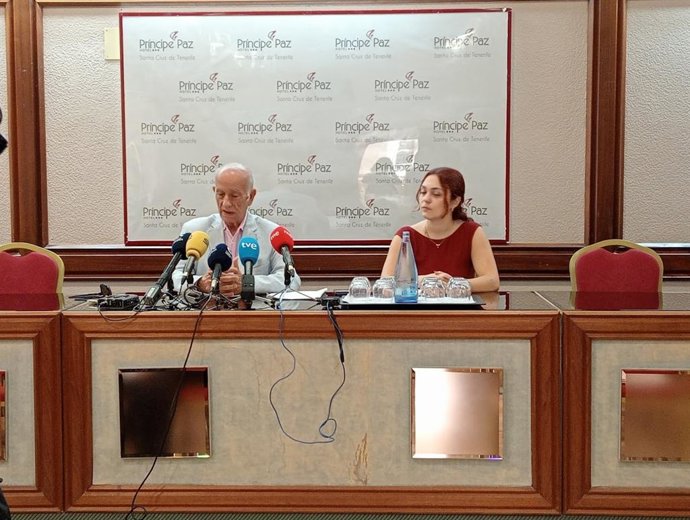 El abogado de la Plartaforma de Afectados por la Ley de Costas en Canarias, José Luis Langa, en rueda de prensa