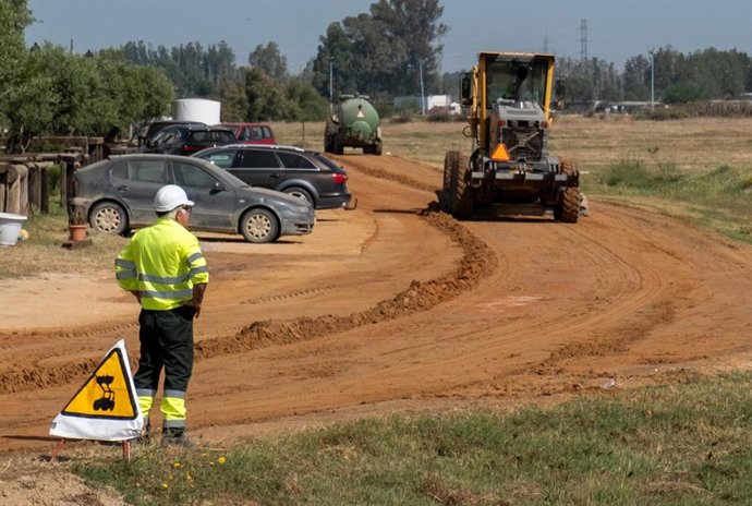 Uno de los caminos que la Diputación de Huelva está arreglando para el paso de las hermandades del Rocío.