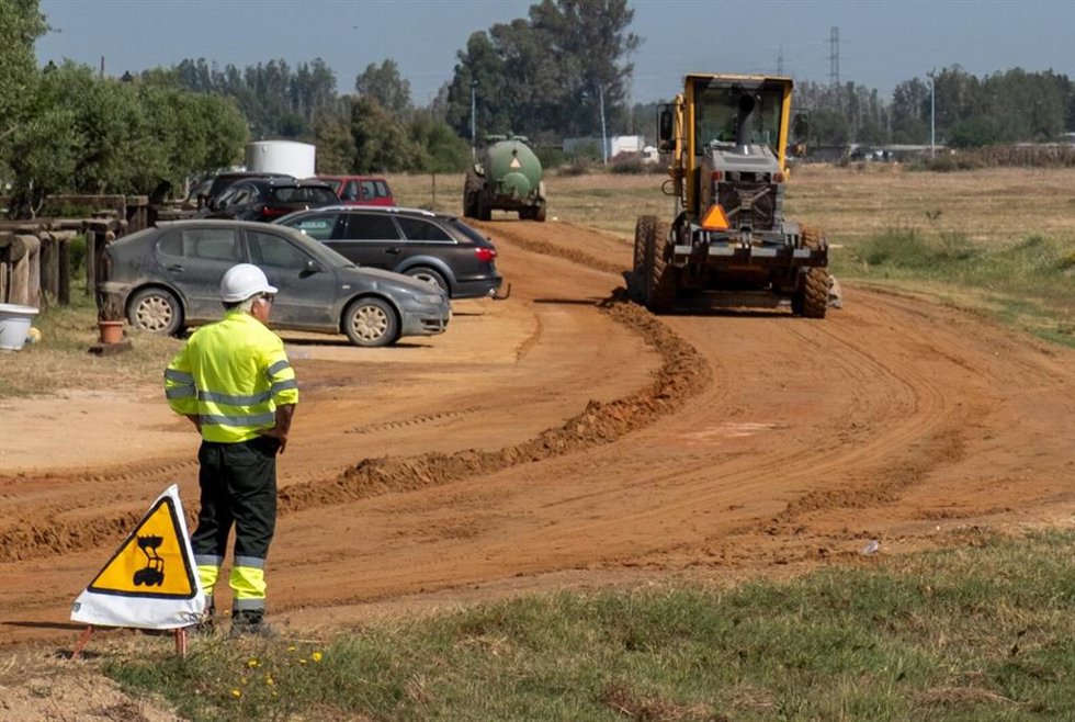 Uno de los caminos que la Diputación de Huelva está arreglando para el paso de las hermandades del Rocío.