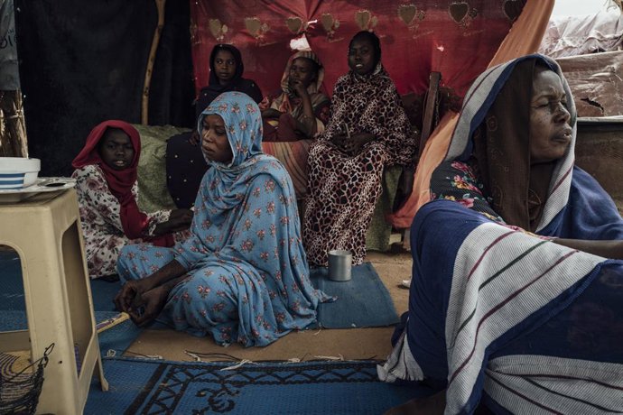 Archivo - Imagen de archivo de mujeres sudanesas refugiadas en Chad.