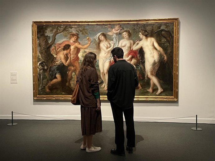 Visitantes ante 'El juicio de Paris' de Rubens en el CaixaForum de Barcelona