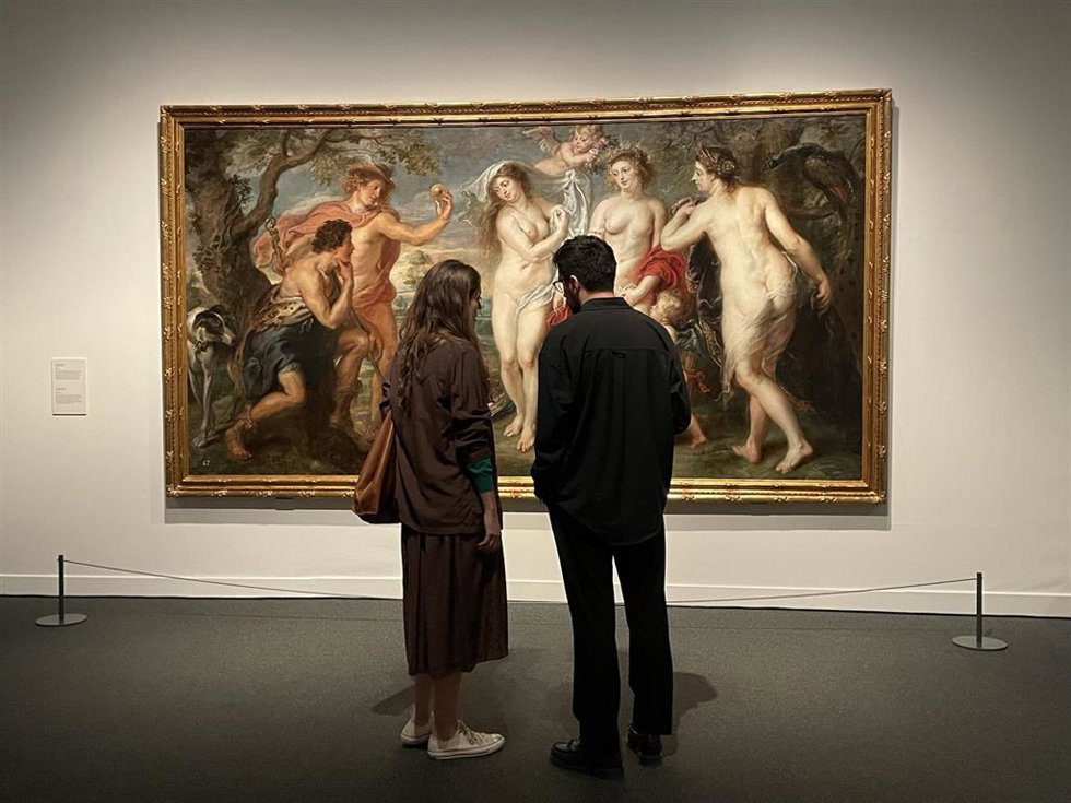 Visitantes ante 'El juicio de Paris' de Rubens en el CaixaForum de Barcelona