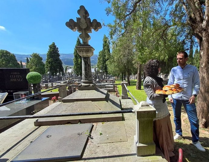 El concejal de Salud y Consumo, Álvaro Pérez, con la 'ilustre' Martina de Zuricalday en el cementerio municipal.