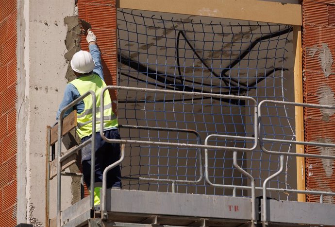 Archivo - Un obrero durante la construcción de una obra, a 10 de mayo de 2023, en Madrid (España). La vicepresidenta segunda, Yolanda Díaz, ha avanzado que se acometerán cambios legislativos para prohibir el trabajo al aire libre cuando haya alerta roja o