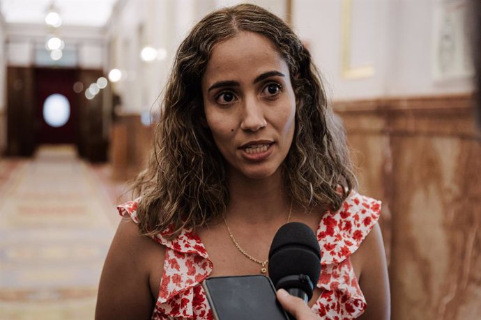 La diputada de Sumar Tesh Sidi atiende a los medios a su llegada a un pleno en el Congreso de los Diputados, a 27 de mayo de 2025, en Madrid (España). El Pleno del Congreso debate hoy la proposición no de ley impulsada por el PSOE en la que se insta al Go