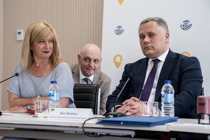 Archivo - La entonces Directora de Relaciones Institucionales y Filatelia, Leire Díez Castro y el Consejero Diplomático del Presidente de Ucrania, Igor Zhovka, durante la presentación de un sello dedicado a Ucrania, en 2022 
