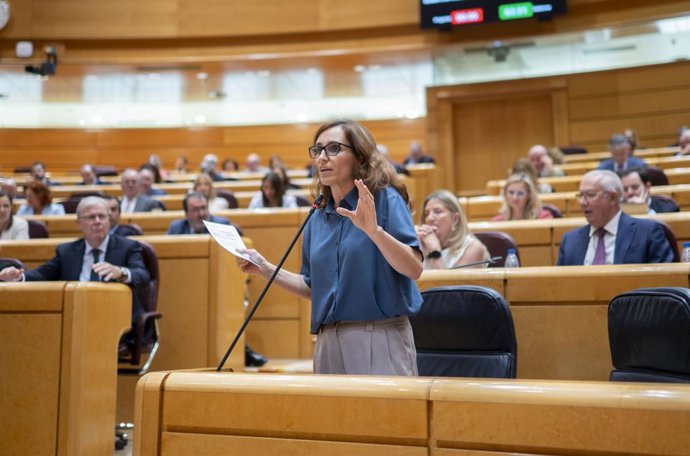 A Ministra da Saúde, Mónica García, durante uma sessão de controle do governo no Senado, em 27 de maio de 2025, em Madri (Espanha).  O governo tem que enfrentar duas questões particularmente relevantes no Senado hoje: por um lado, a gestão do sistema de s