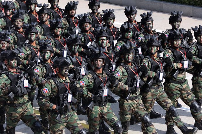 Archivo - Imagen de archivo de militares camboyanos.