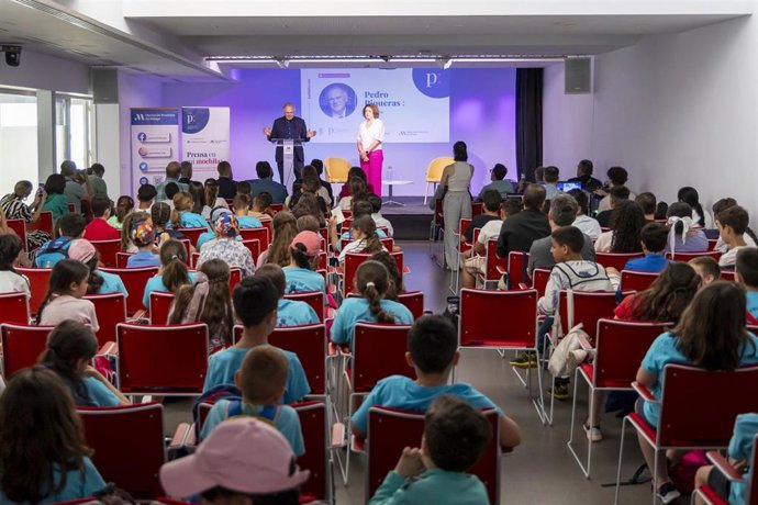 El periodista Pedro Piqueras ha clausurado este miércoles la séptima edición del proyecto de alfabetización mediática Prensa en mi mochila de la Asociación de la Prensa de Málaga (APM) en un acto en el centro cultural La Malagueta de la Diputación.