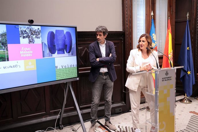 L'alcaldessa de València, María José Catalá, i el regidor de Cultura, José Luis Moreno, presenten el nou Espai Cultural Manolo Valdés, que se situarà en el Moll 3 del Parc Central de València.