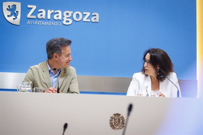 El consejero municipal de Urbanismo, Infraestructuras, Energía y Vivienda, Víctor Serrano; y la portavoz adjunta del grupo minicipal de Vox, Eva Torres