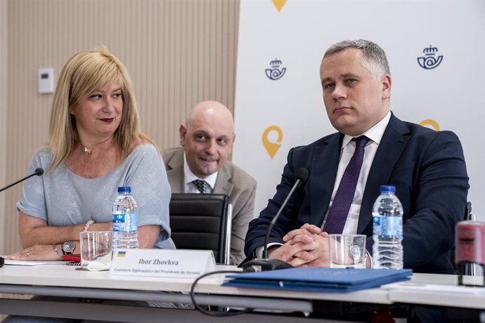 Archivo - L'aleshores directora de Relacions Institucionals, Leire Díez Castro, i el conseller diplomàtic del president d'Ucraïna, Igor Zhovkva, durant la presentació d'un segell dedicat a Ucraïna, el 2022 