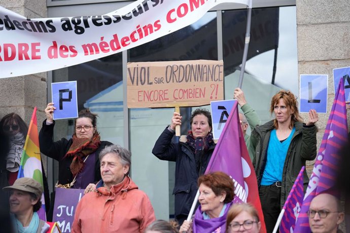 Archivo - Arquivo - Imagem de arquivo de protestos por justiça e pelas vítimas do caso do cirurgião Joel Le Scouarnec.