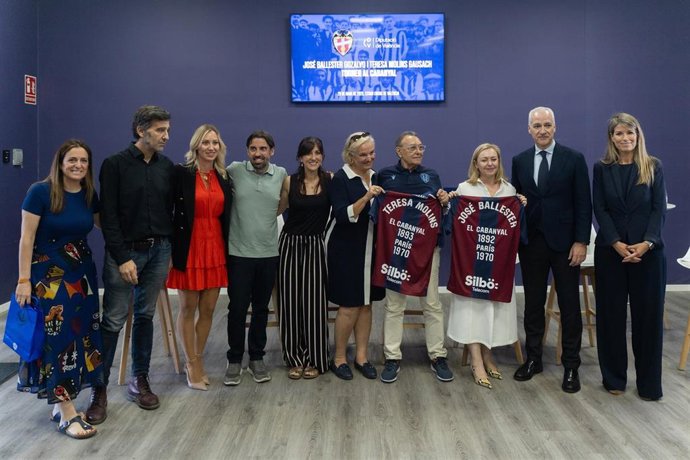 El presidente del Levante UD, Pablo Sánchez Morante (2D), y la consejera del Levante UD, Maribel Vilaplana Vilaplana (D), durante un acto en homenaje al fundador del Levante, José Ballester, y su esposa, Teresa Molins, cuyos cuerpos serán repatriados.
