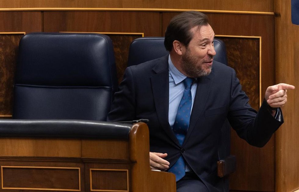 Archivo - El ministro de Transportes y Movilidad Sostenible, Óscar Puente, durante una sesión de control al Gobierno, en el Congreso de los Diputados, a 9 de abril de 2025, en Madrid (España). 