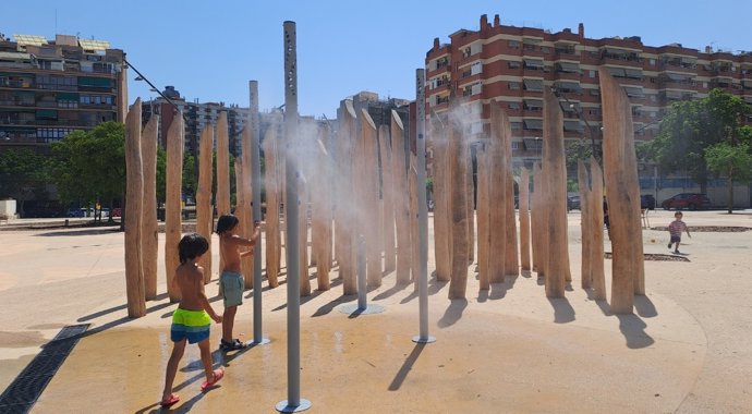 Uno de los parques de juegos de agua infantiles que hay en Barcelona.