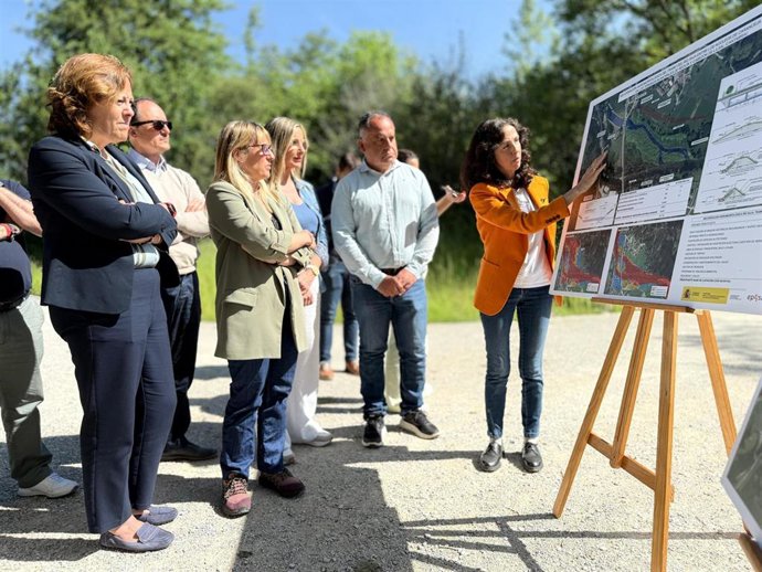 La delegada del Gobierno en Cantabria, Eugenia Gómez de Diego, y la presidenta de la Confederación Hidrográfica del Cantábrico, Bárbara Monte, visitan en Cabezón de la Sal las obras en el Saja