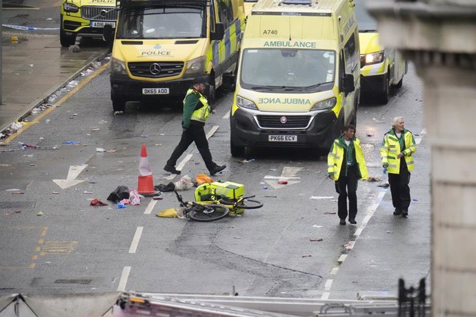 26 de maio de 2025, Reino Unido, Liverpool: A polícia e o pessoal de emergência lidam com um acidente de trânsito na Water Street, perto do Liver Building, depois que um carro colidiu com pedestres durante o desfile dos vencedores da Premier League ingles