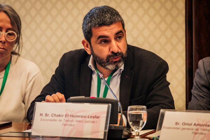 El exconseller Chakir El Homrani durante su intervención.