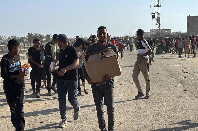27 de maio de 2025, Rafah, Faixa de Gaza, Território Palestino: Palestinos em busca de ajuda se reúnem perto de um local de distribuição de ajuda administrado pela Gaza Humanitarian Foundation, apoiada pelos EUA, em Rafah, no sul da Faixa de Gaza, em 27 d