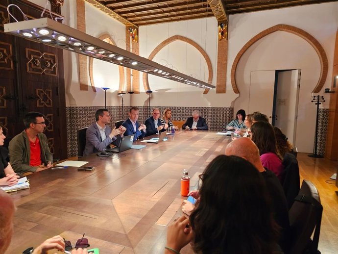 El director general de Centres Docents, Jorge Cabo, es reunix amb representants de centres educatius