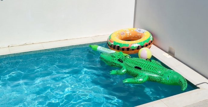 Archivo - Imagen de archivo de una piscina en Málaga.