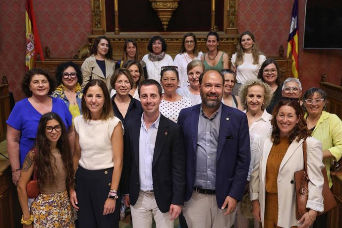 Una veintena de artesanas comparten sus experiencias con representantes del Consell de Mallorca.