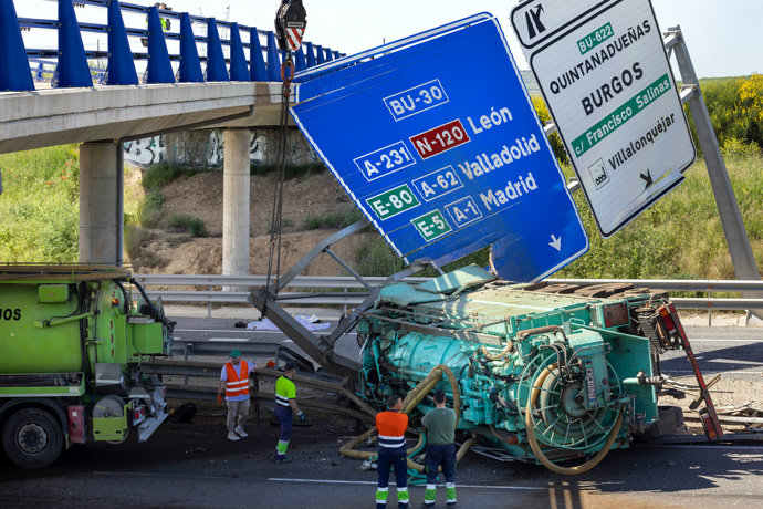 Trabajadores retiran el camión del lugar del accidente en el kilómetro 18 de la BU-30, 28 de mayo de 2025, en Quintanadueñas, Burgos, Castilla y León (España).