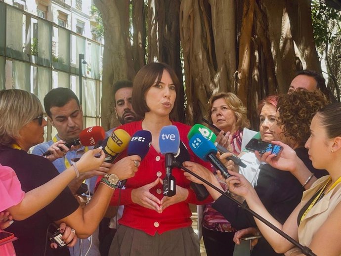 Diana Morant atén als mitjans en el Ficus de Les Corts en el ple d'aprovació de pressupostos de la Generalitat