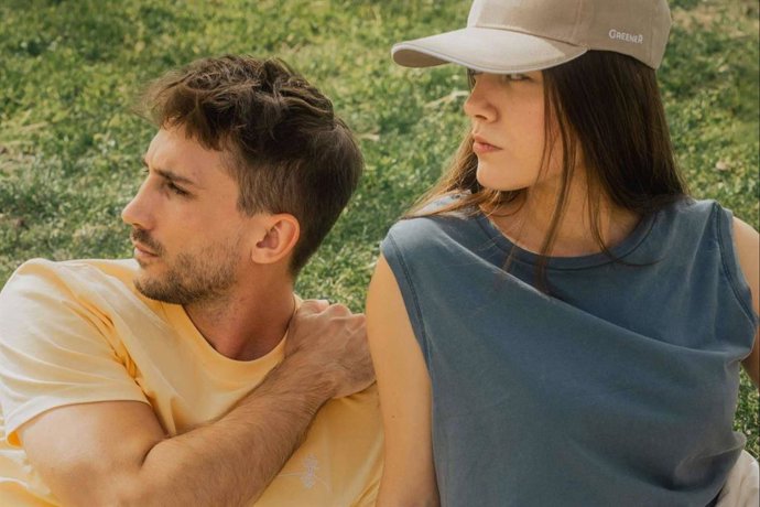 Ropa sostenible española con impacto ambiental positivo; el modelo Greener