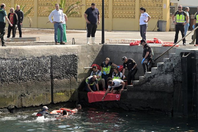 Agents de Policia Nacional rescaten a un dels migrantes que viatjava en la piragua que ha bolcat a la seua al port de La Restinga, a 28 de maig del 2025, a El Hierro, Canarias (Espanya).