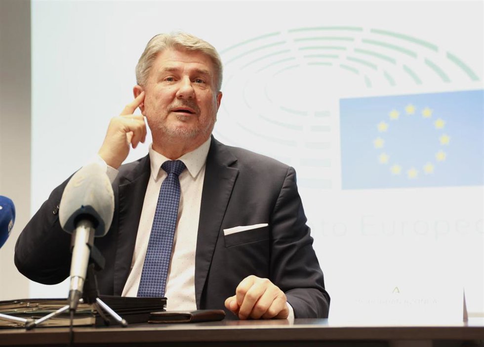El presidente de la delegación de la Comisión de Peticiones del Parlamento Europeo, Bogdan Rzonca, en rueda de prensa en el último día de la misión a Cádiz y Sevilla