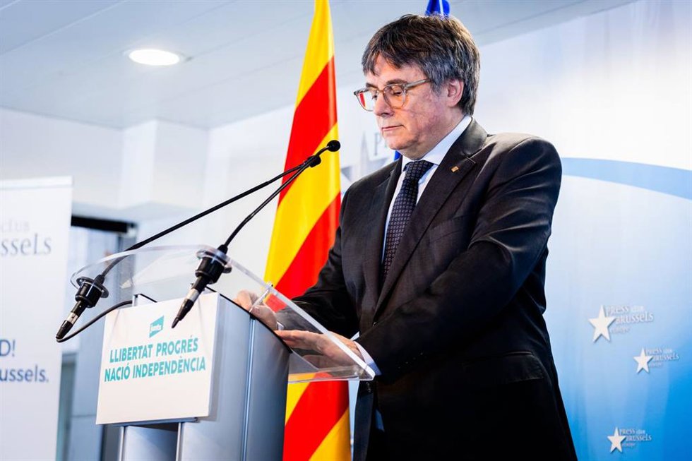 Archivo - El líder de Junts, Carles Puigdemont, durante una rueda de prensa tras una reunión con miembros del partido, a 17 de enero de 2025, en Bruselas (Bélgica)