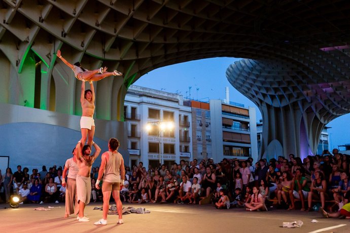 Archivo - Uno de los espectáculos circenses del festival Circada, en Las Setas de la Encarnación, en foto de archivo.