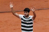 Alcaraz ofrece un resquicio en su camino a tercera ronda de Roland Garros