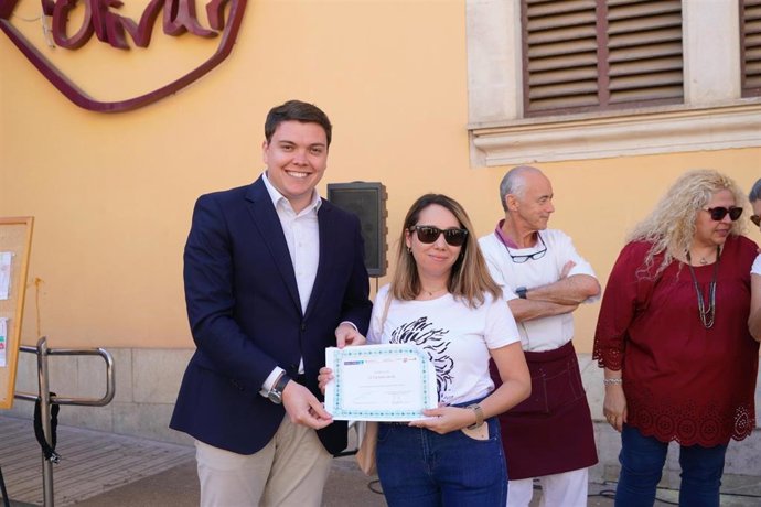 Más de 700 niños de primaria participan en el certamen L'Escola al Mercat para difundir la labor de los mercados.