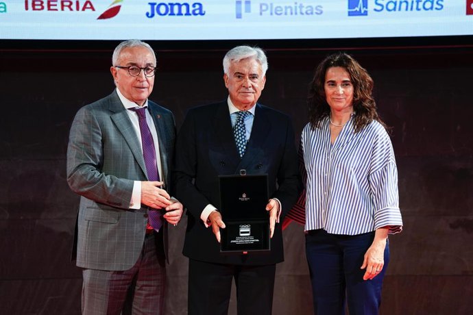 De izda a dcha: Alejandro Blanco, Pedro Rocha e Isabel Fernández