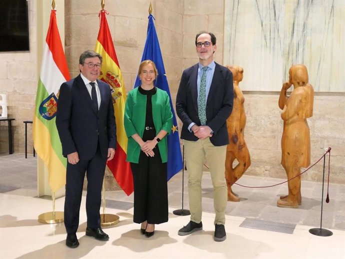 La presidenta del Parlamento recibe la memoria del Consejo Consultivo de La Rioja relativa al pasado ejercicio