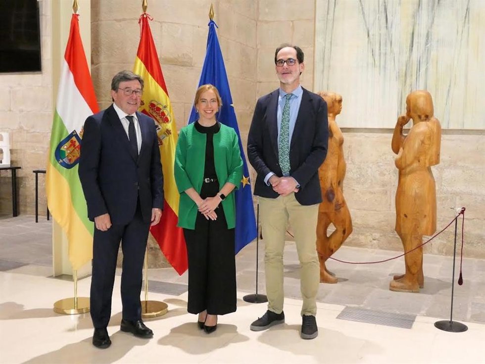 La presidenta del Parlamento recibe la memoria del Consejo Consultivo de La Rioja relativa al pasado ejercicio