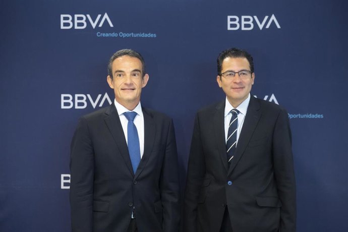 Miguel Cardoso, economista jefe de BBVA Research para España, acompañado  por Francisco Javier Jerez, director de la territorial sur de BBVA en España.
