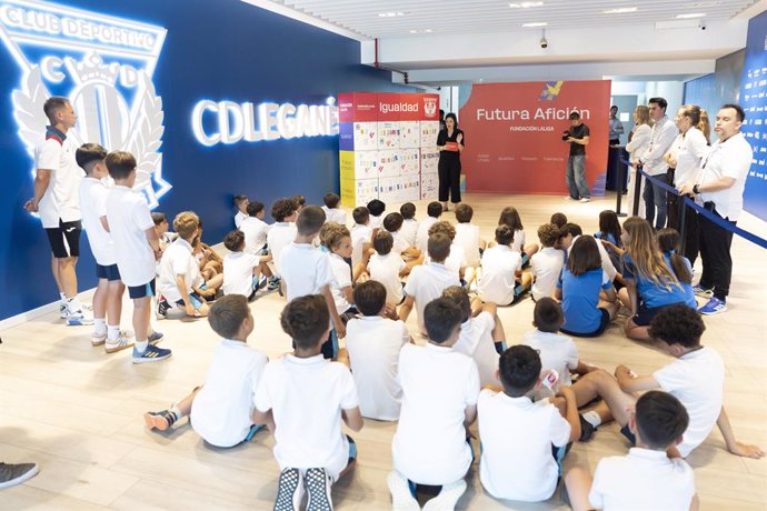 Más de 50 niños participan en el proyecto 'Futura Afición' en el Estadio de Butarque, 'casa' del CD Leganés.