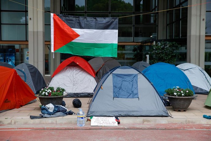 Un grupo de personas montan tiendas de campaña al inicio de esta segunda Acampada por Palestina en la UAB, a 22 de mayo de 2025, en Barcelona, Cataluña (España). El colectivo 'Universitat Autònoma de Barcelona (UAB) Acció per Palestina' ha iniciado frente