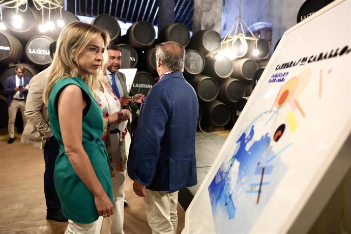 La presidenta de Diputación, Almudena Martínez, en la presentación del cartel de las Carreras de Caballos de Sanlúcar 2025.