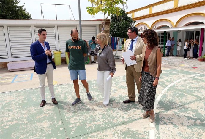 La alcaldesa de Jerez, María José García-Pelayo, y el delegado de Educación, José Ángel Aparicio, en una visita al CEIP Gloria Fuertes.