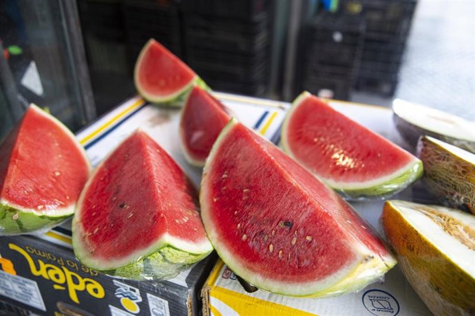 Archivo - Sandías en un puesto de frutas y verduras de un mercado de abastos 