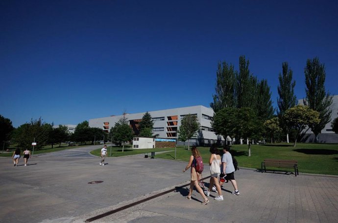 Archivo - Varios estudiantes a su llegada a la universidad 